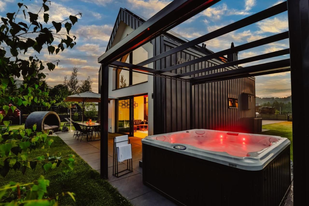 Jacuzzi pod ciepłym światłem tarasu po zmroku